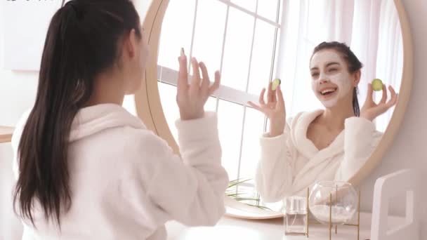 Mooie Jonge Vrouw Verzorgen Van Haar Huid Badkamer — Stockvideo