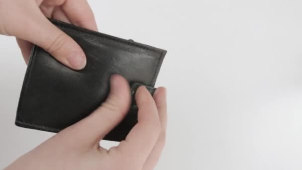 Frau Zeigt Leere Brieftasche Auf Weißem Hintergrund Nahaufnahme Schuldenkonzept — Stockvideo