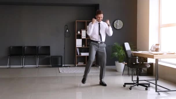 Feliz Hombre Negocios Bailando Oficina — Vídeos de Stock