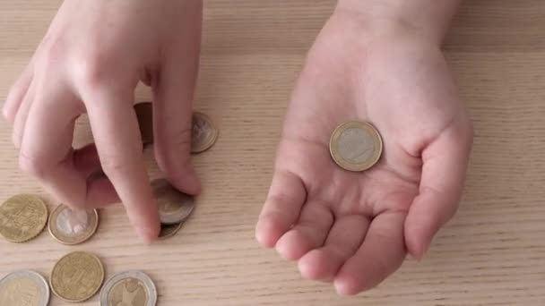Женщина Считает Монеты Деревянном Столе Концепция Долга — стоковое видео