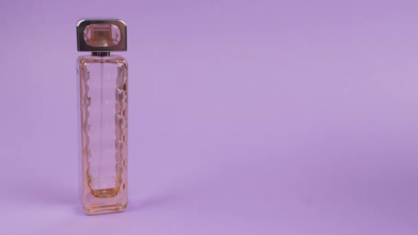 Flasche Fliederparfüm Auf Farbigem Hintergrund — Stockvideo