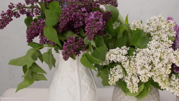 Vases Avec Des Bouquets Beaux Lilas Sur Table — Video