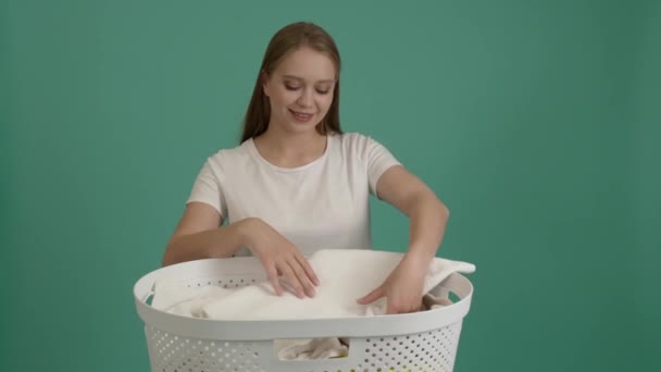 Mujer Feliz Con Ropa Limpia Cesta Fondo Color — Vídeos de Stock