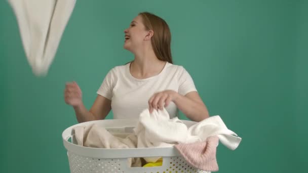 Mulher Feliz Com Lavandaria Limpa Cesta Fundo Cor — Vídeo de Stock