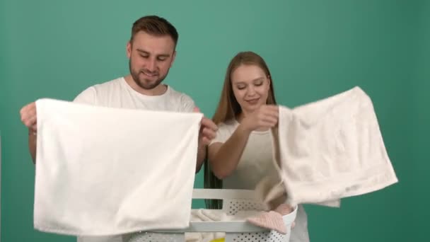 Pareja Feliz Con Ropa Limpia Cesta Sobre Fondo Color — Vídeos de Stock