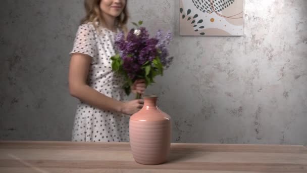 Frau Stellt Schöne Fliederblumen Hause Vase — Stockvideo