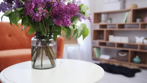 Vas Dengan Indah Bunga Ungu Atas Meja Kamar — Stok Video