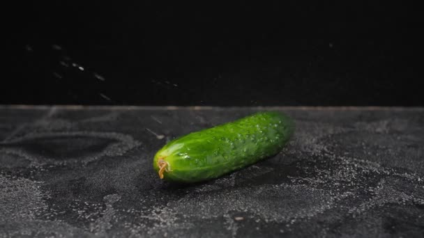 Sprinkande Grön Gurka Mörkt Bord Med Vatten — Stockvideo