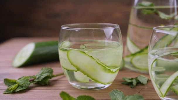 Vasos Agua Fresca Pepino Mesa — Vídeos de Stock