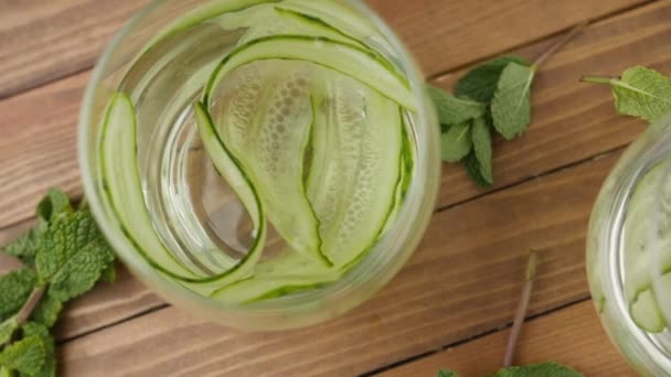 Glazen Van Vers Komkommerwater Houten Tafel Bovenaanzicht — Stockvideo