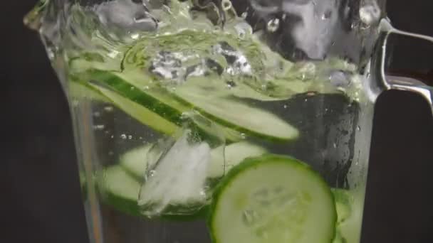 Ingrediënten Vallen Kruik Met Vers Komkommer Water Donkere Achtergrond Close — Stockvideo