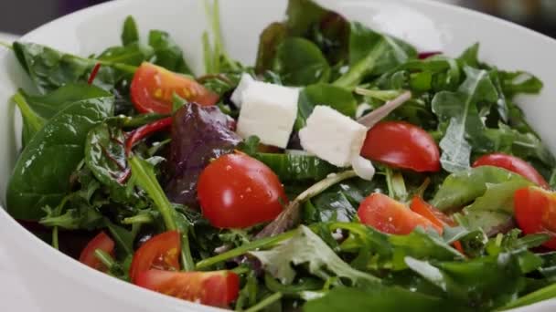 Pedaços Queijo Feta Saboroso Caindo Tigela Com Salada Legumes Close — Vídeo de Stock