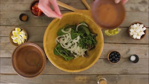 Mujer Haciendo Sabrosa Ensalada Con Queso Feta Paso Paso — Vídeos de Stock