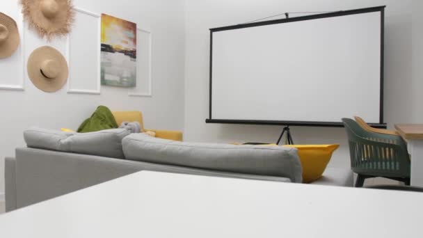 Interieur Van Kamer Met Videoprojector — Stockvideo