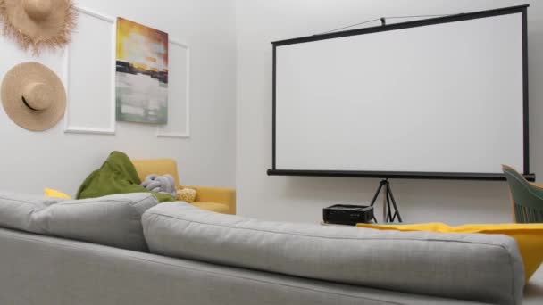 Interieur Van Kamer Met Videoprojector — Stockvideo