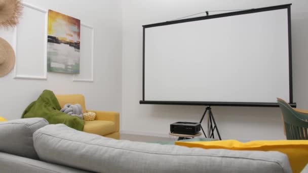 Interior Habitación Con Proyector Vídeo — Vídeos de Stock
