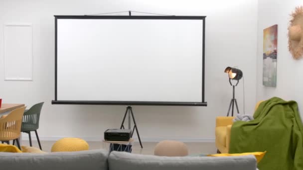 Interieur Van Kamer Met Videoprojector — Stockvideo