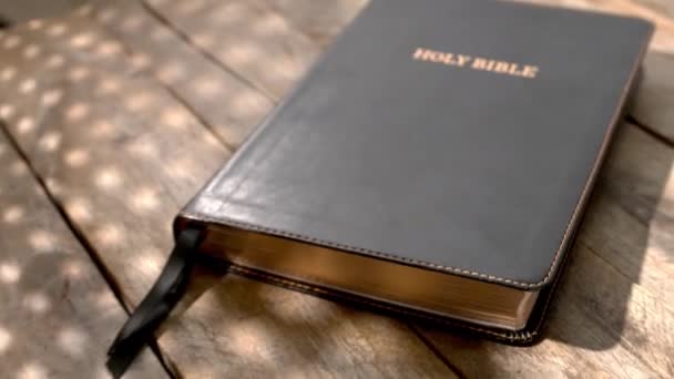 Heilige Bibel Auf Holzgrund — Stockvideo