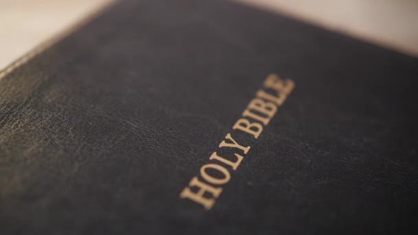 Közelkép Szent Bibliáról — Stock videók
