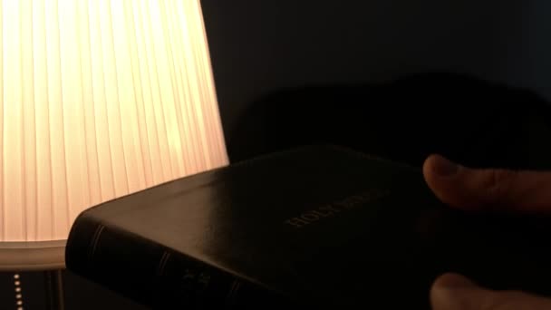 Hombre Con Santa Biblia Cerca Lámpara Oscuridad Primer Plano — Vídeos de Stock