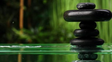 Doğu bahçesinde Zen taşı yığınıyla göle damlayan su