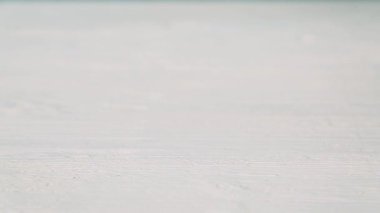 Yumurtayı yere düşürmek