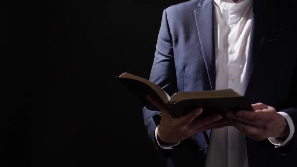 Homem Com Bíblia Sagrada Fundo Escuro — Vídeo de Stock