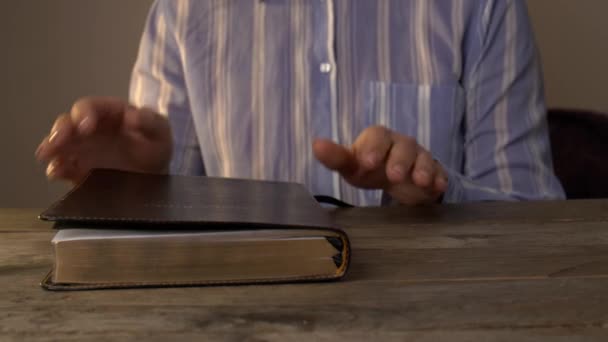 Mujer Abriendo Sagrada Biblia Mesa — Vídeos de Stock