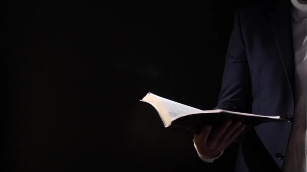 Hombre Con Santa Biblia Sobre Fondo Oscuro — Vídeos de Stock