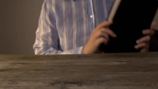 Vrouw Met Bijbel Aan Tafel — Stockvideo