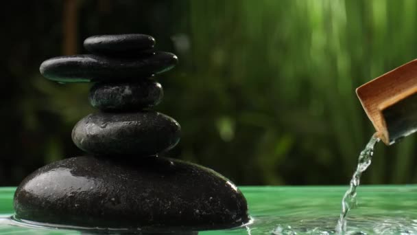 Água Que Despeja Bambu Lago Com Pilha Pedras Zen Jardim — Vídeo de Stock