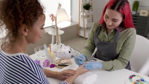 Manicure Master Pracuje Klientką Salonie Piękności — Wideo stockowe
