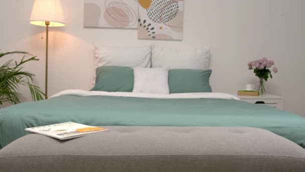 Vrouw Zet Lucht Riet Diffuser Bed Bank Kamer — Stockvideo