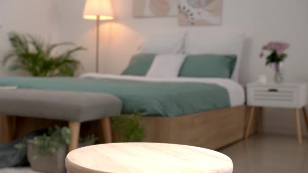 Kadın Yatak Odasındaki Masaya Hava Sazlığı Ayırıcı Koyuyor — Stok video