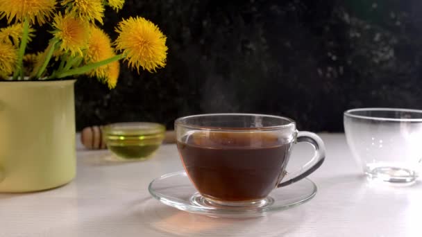 Tasse Gesunder Löwenzahntee Auf Dem Tisch — Stockvideo