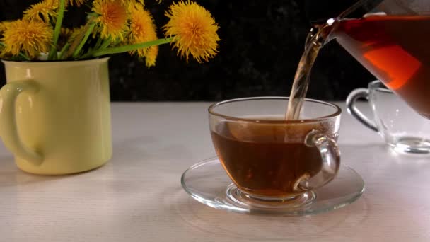 Verser Thé Pissenlit Sain Dans Une Tasse Sur Table — Video