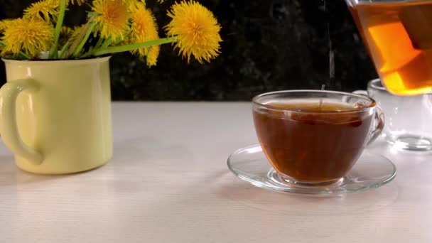 Gieten Van Gezonde Paardenbloem Thee Kopje Tafel — Stockvideo