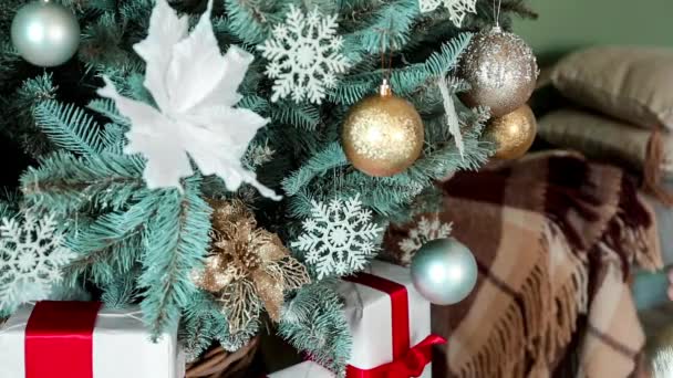 Mujer Decorando Árbol Navidad Casa — Vídeos de Stock