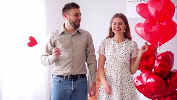 Feliz Casal Jovem Celebrando Dia Dos Namorados Casa — Vídeo de Stock