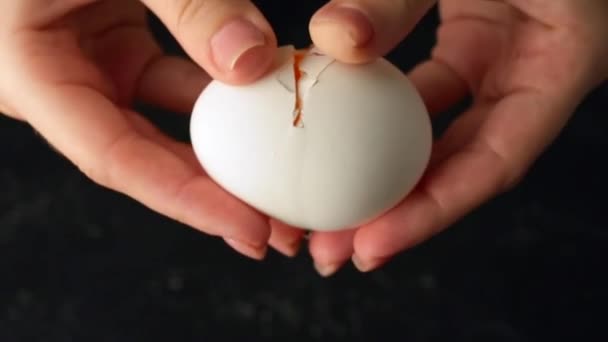Kadın Karanlık Arka Planda Yumurta Kırıyor — Stok video