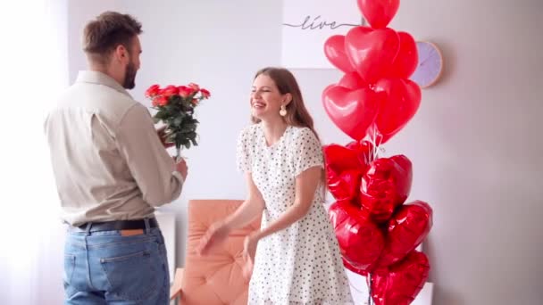 Šťastný Muž Pozdravuje Svou Přítelkyni Kyticí Květin Valentýna Doma — Stock video
