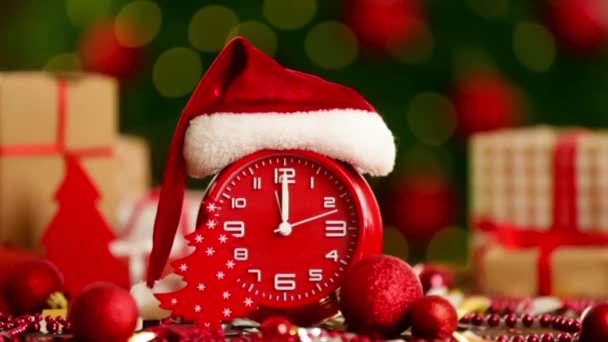 テーブルの上に落ちコンフェッティとクリスマスの装飾と目覚まし時計 — ストック動画