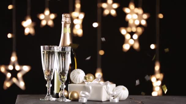 Konfeti şampanya, Noel hediyesi ve dekorla masaya düşüyor.