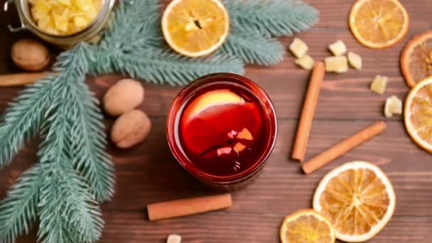 Ποτήρι Νόστιμο Mulled Ξύλινο Τραπέζι Πάνω Όψη — Αρχείο Βίντεο