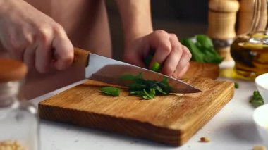 Masada sağlıklı pesto sosu hazırlayan kadın, yakın plan.