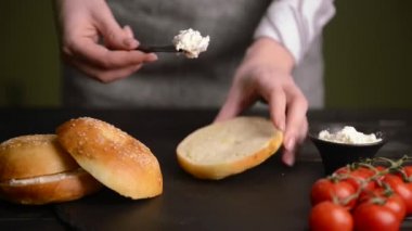 Lezzetli krem peyniri masaya seren kadın, yakın plan.