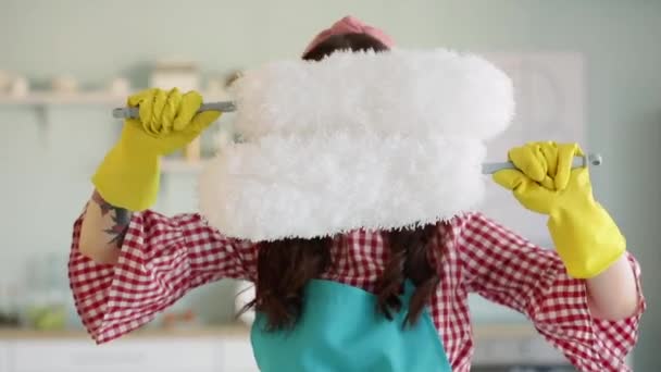 Ibu Rumah Tangga Lucu Menunjukkan Emosi Yang Berbeda Dapur — Stok Video