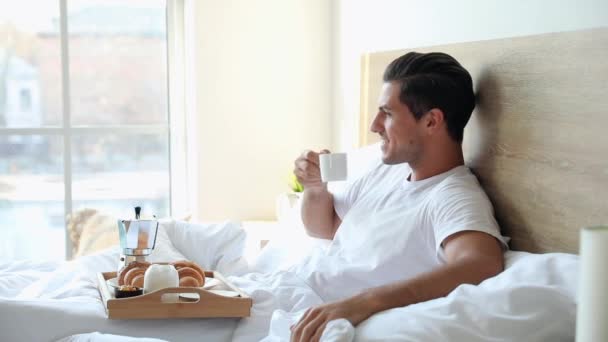 Yakışıklı Delikanlının Yatakta Kahvaltı Ettiği Bir Sabah — Stok video