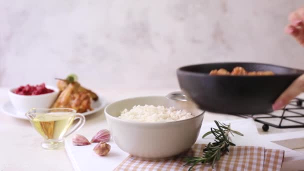 Mujer Cocinando Sabroso Arroz Con Pollo Verduras Cocina — Vídeos de Stock