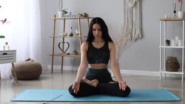 Frau Praktiziert Yoga Hause — Stockvideo